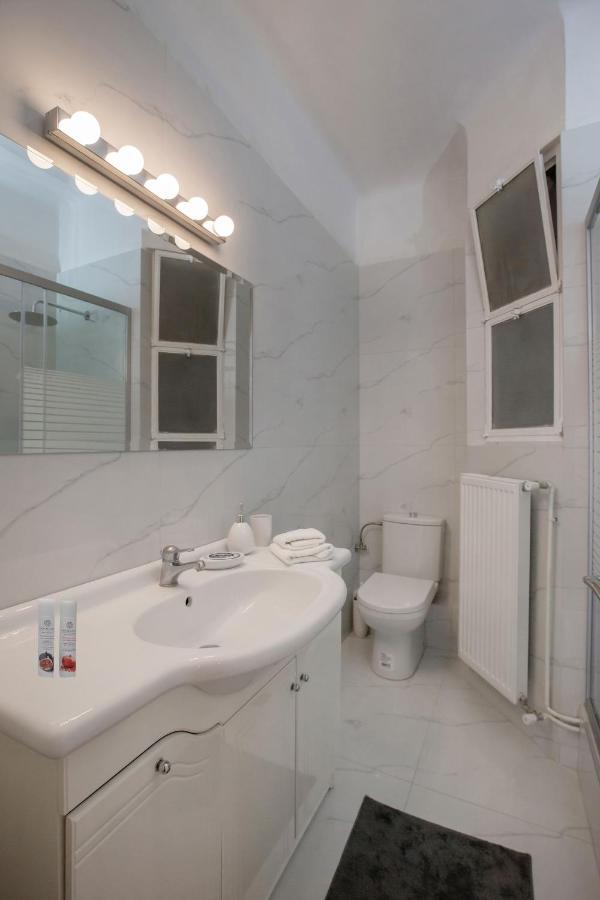Garden Retreat: Syntagma Luxury By National Gardens Apartment